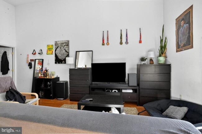 Building Photo - 4011 Pine St