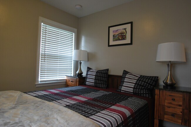 Building Photo - 216 Zandale Dr