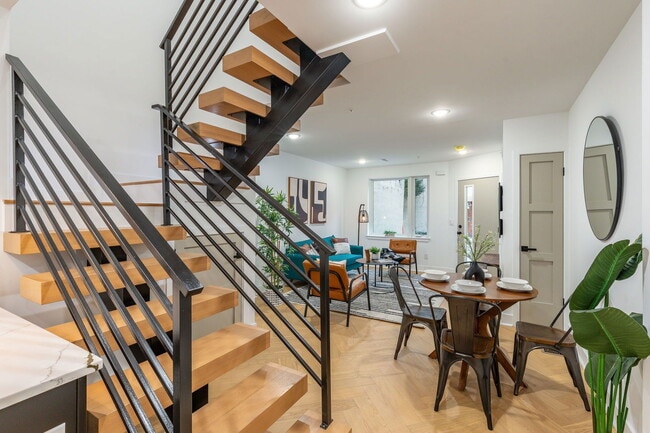 Building Photo - 609 S Orianna St