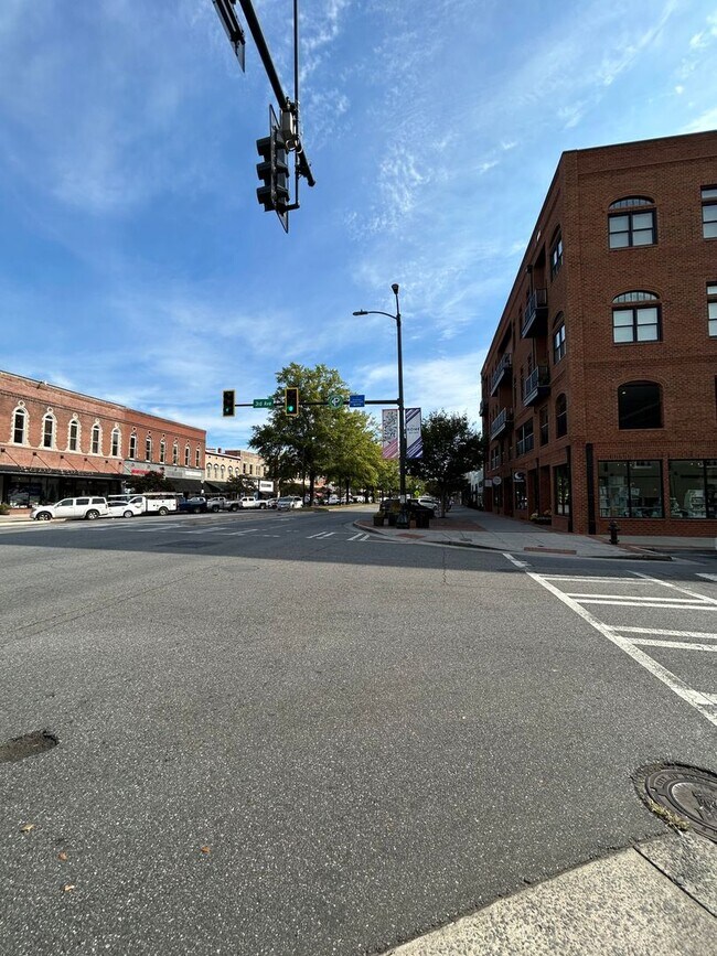 Building Photo - Beautifully Furnished 1/1 Apartment in Downtown Broad St.- $2,350