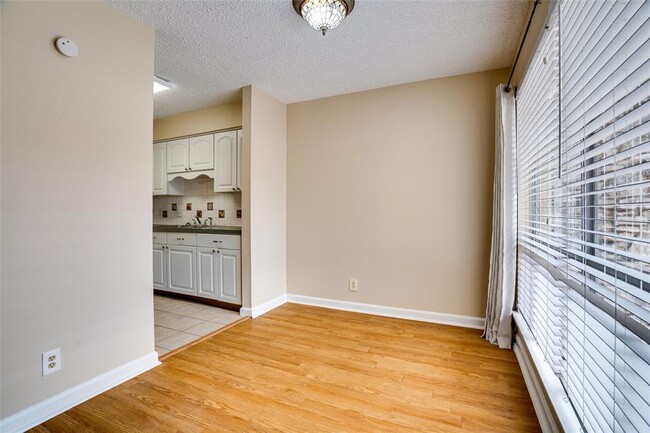 Building Photo - 500 E Riverside Dr