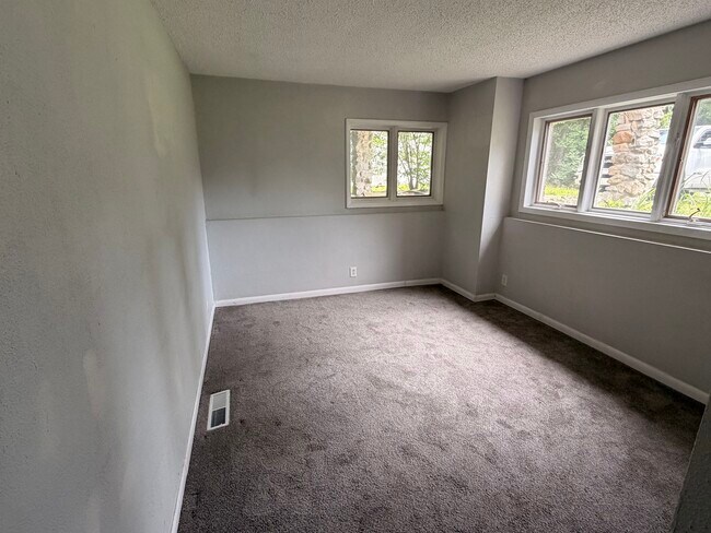 Building Photo - 1206 Treetop unit B