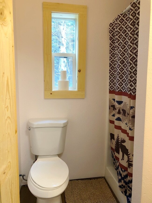 Building Photo - CHARMING CABIN