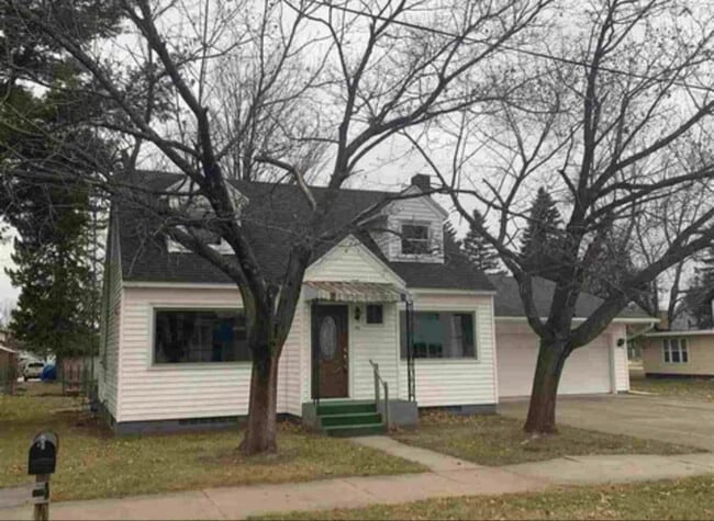 Building Photo - 711 NE 2nd St