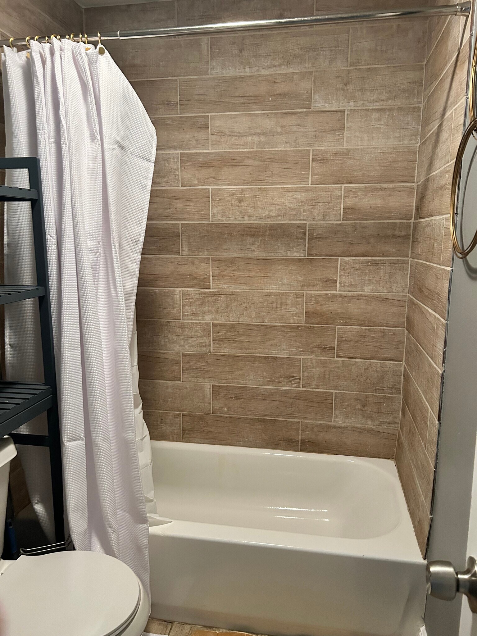 bath/shower - 279 Chatsworth St