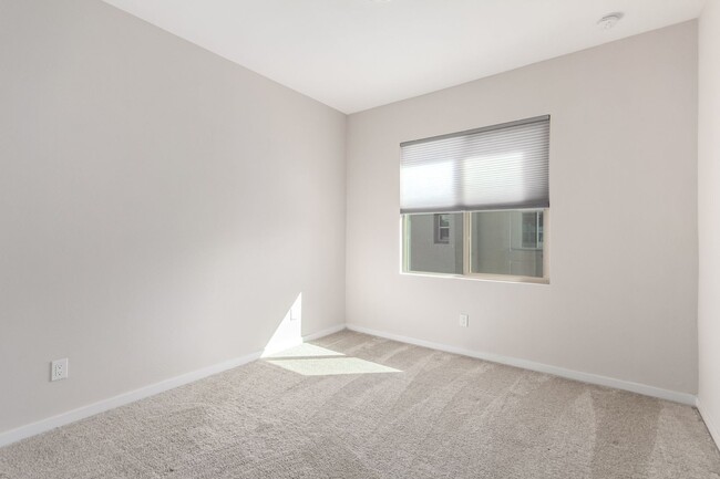 Building Photo - Modern and Spacious Townhome in the Mosaic...