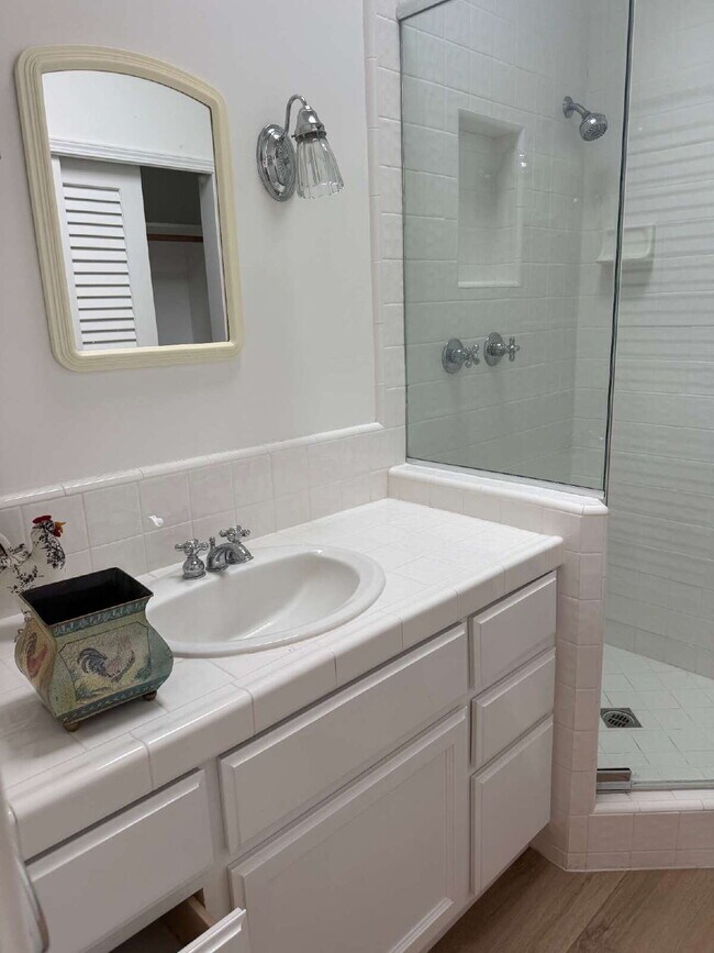 Building Photo - Unfurnished Studio Balboa Island