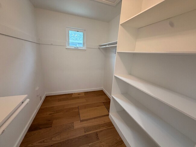 Building Photo - Spacious 4 Bedroom/2Bathroom Home in South San Francisco!