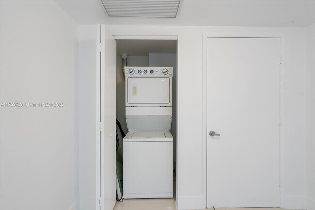 Building Photo - 475 Brickell Ave