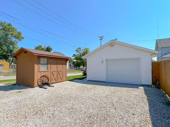 Building Photo - 681 Maple Ave