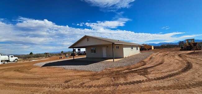 Building Photo - 537 E Ash St