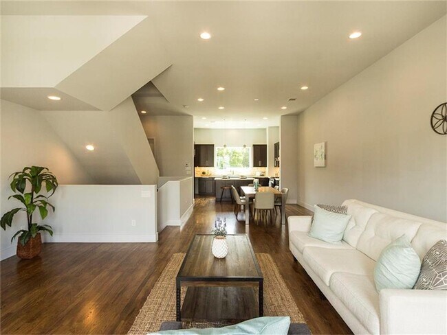 Building Photo - Modern Elegance in Garden Oaks – Style, Co...