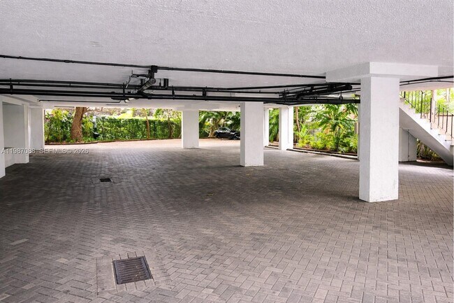 Building Photo - 1660 NE 135th St