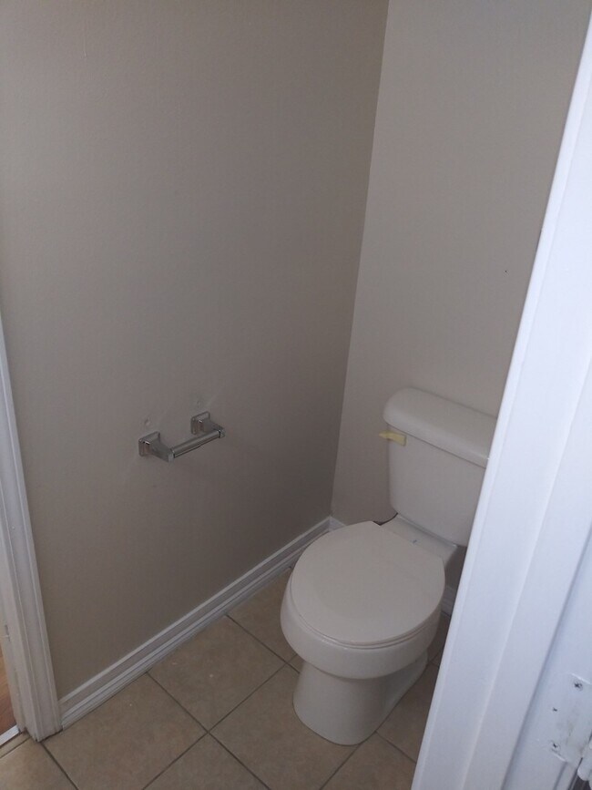 Building Photo - 3 Bedroom Town-home