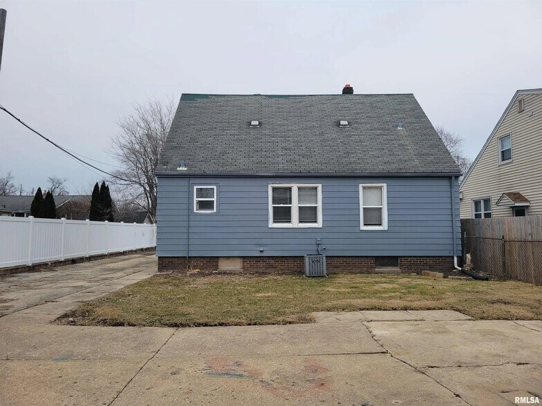 Building Photo - 2807 N Dechman Ave