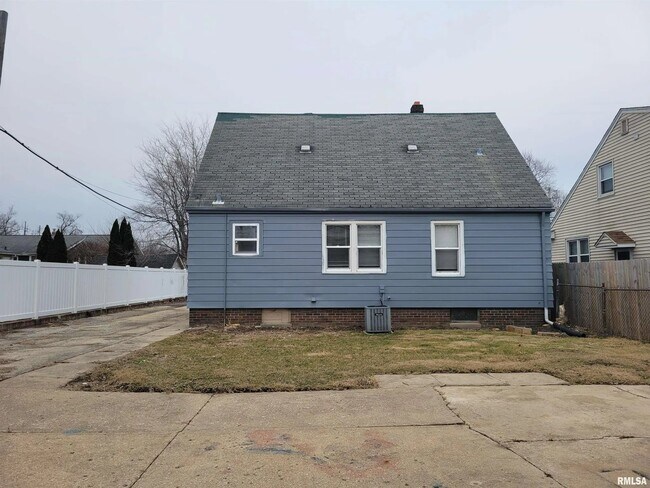 Building Photo - 2807 N Dechman Ave