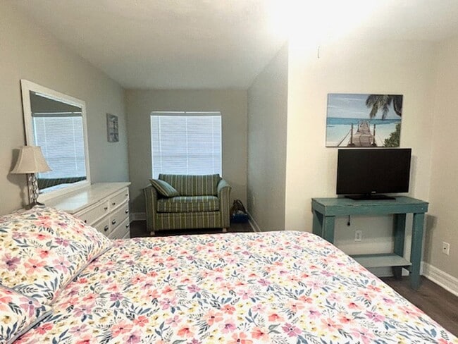 Building Photo - 2025/26 FALL/ WINTER MONTHLY  RENTAL ! FURNISHED - 5 MINUTES TO SIESTA BEACH