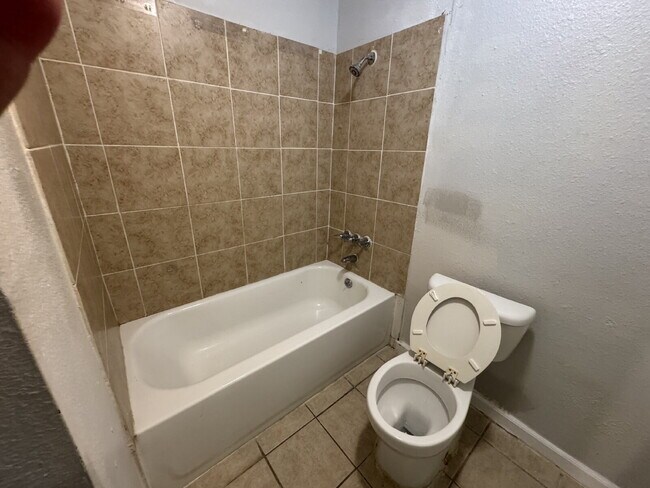 Building Photo - Fouplex unit ready to move in in Castle Hill!