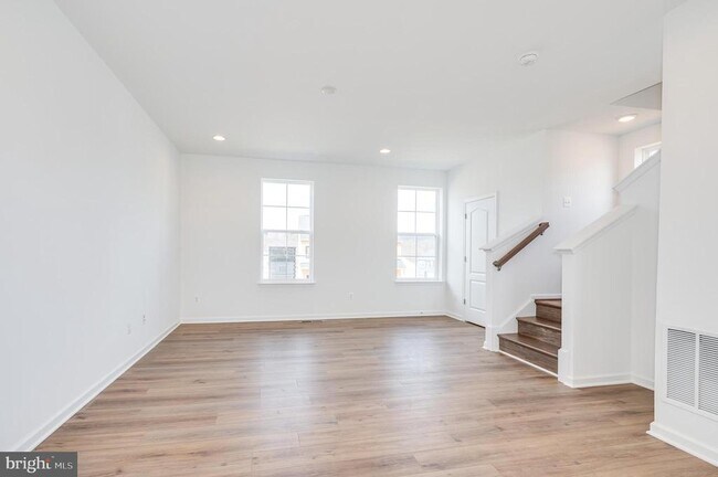 Building Photo - 301 Hillsdale Pl