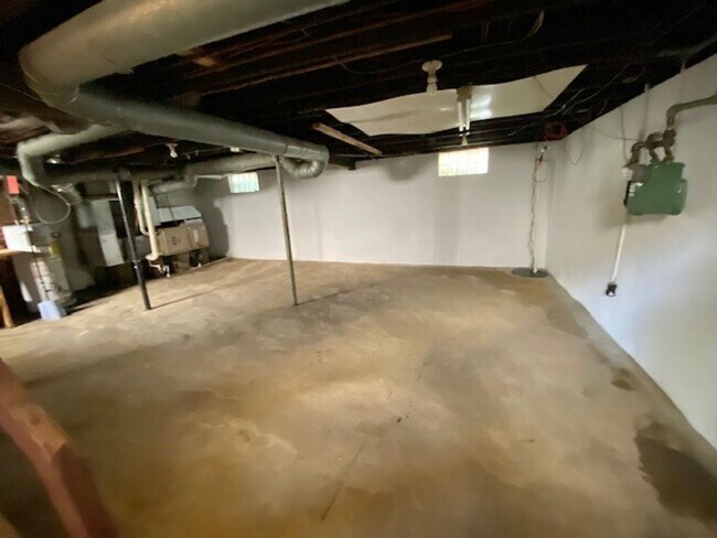 Building Photo - 167 E Mapledale Ave