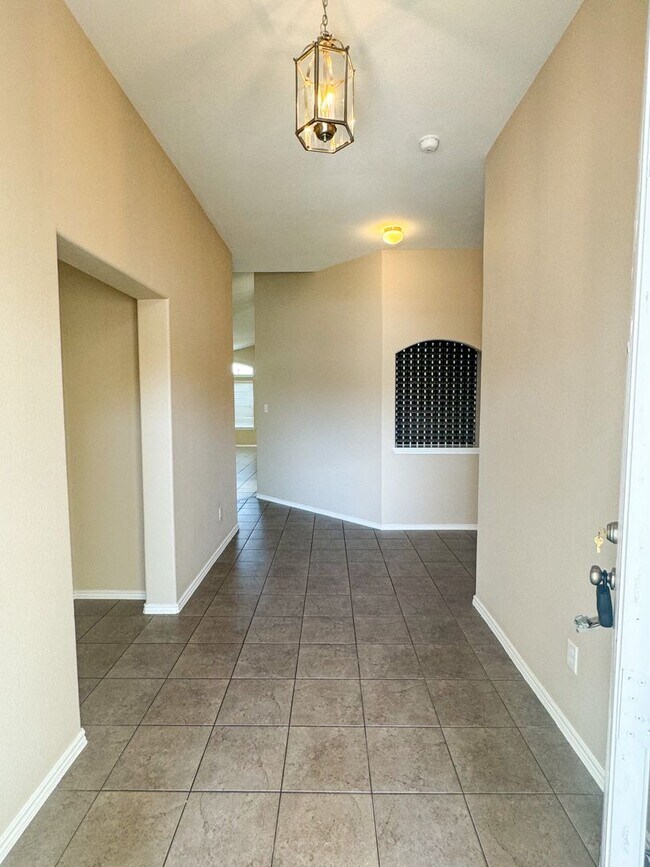 Building Photo - Perfect location! 4/2 home!