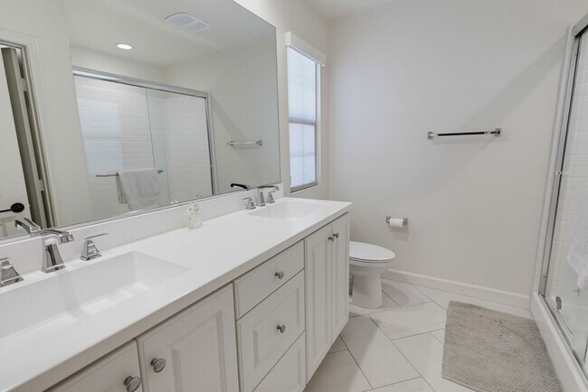 Building Photo - 956 Blackstone Dr