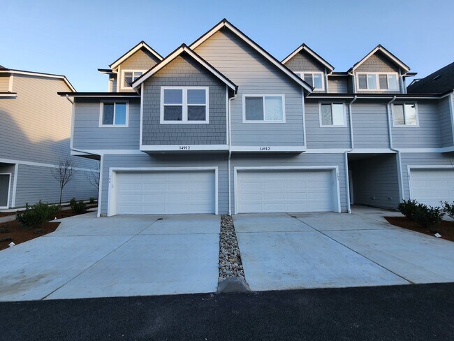 Building Photo - "Stunning 3-Bedroom Townhouse with attache...