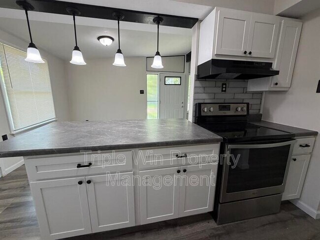 Building Photo - 765 Bobbins Ln