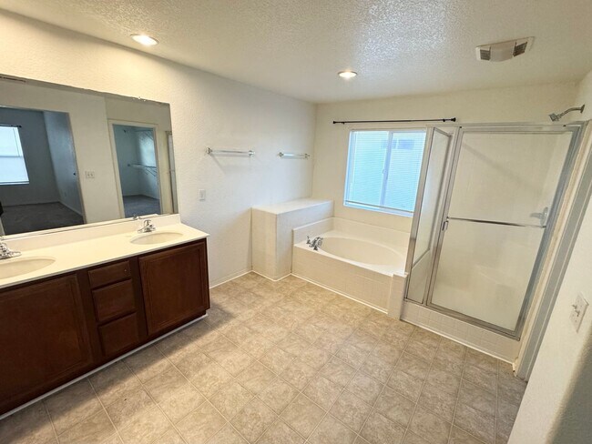 Building Photo - Spacious 5 bedroom home