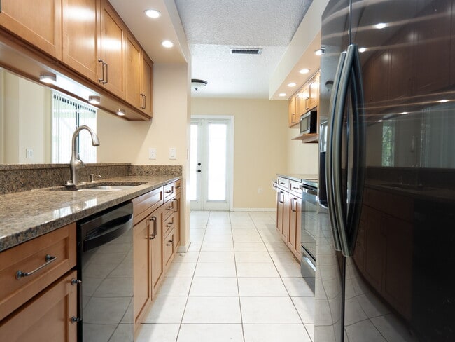Building Photo - Enjoy Florida living in this spacious 3BR/...