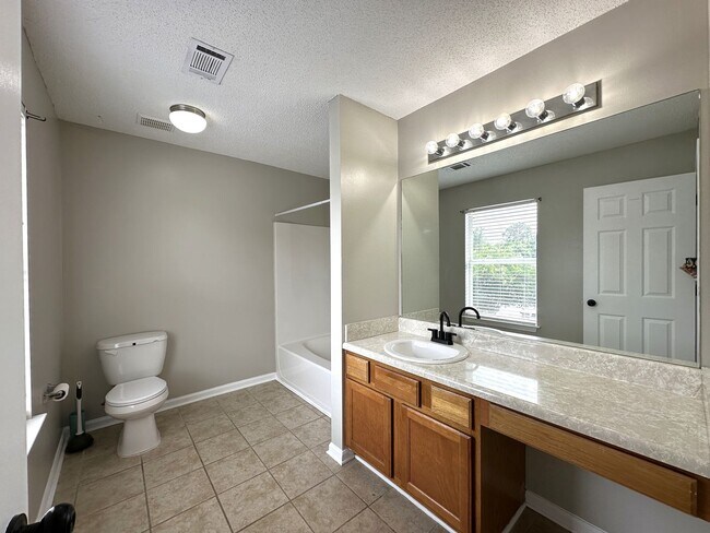 Building Photo - 5 Bedroom, 3 Bath Home Priced to Rent!