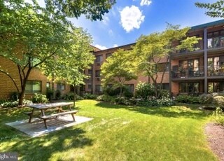 Courtyard - 2325 42nd St NW