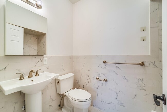 Building Photo - 42 Zabriskie St