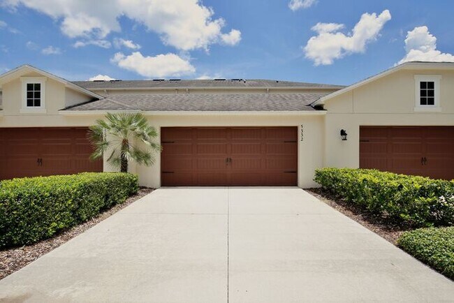 Building Photo - Beautiful 3/2.5 Spacious Townhome with a Private Courtyard and a 2 Car Garage in the Desirable Sa...