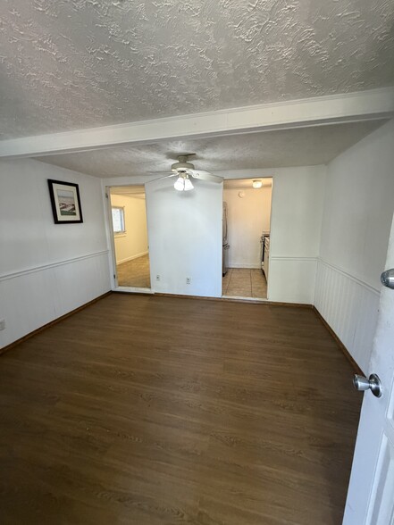 Building Photo - 209 Strawberry Ln