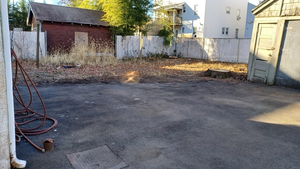 Building Photo - 33 Center St