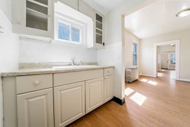 Building Photo - 3402 Roehl Ave