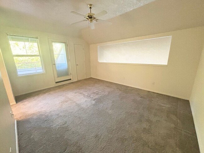 Building Photo - Super Cute Spacious 2BD 2BA in the Hillsda...