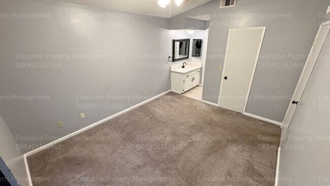 Building Photo - 3 bedroom/ 2 bathroom home nestled in a cul-de-sac.