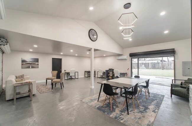 Building Photo - 10864 Pecan St