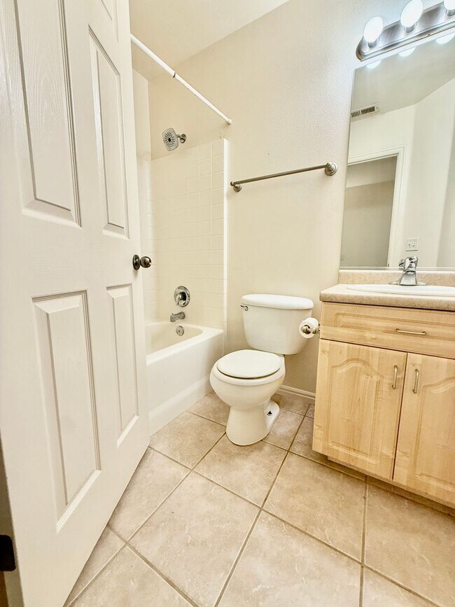 Building Photo - Pet-Friendly Three Bedroom Townhome in Woodbridge