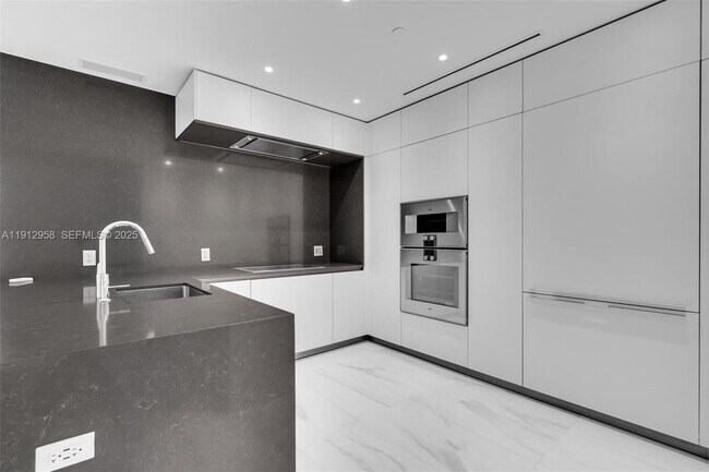 Building Photo - 300 Biscayne Blvd Way