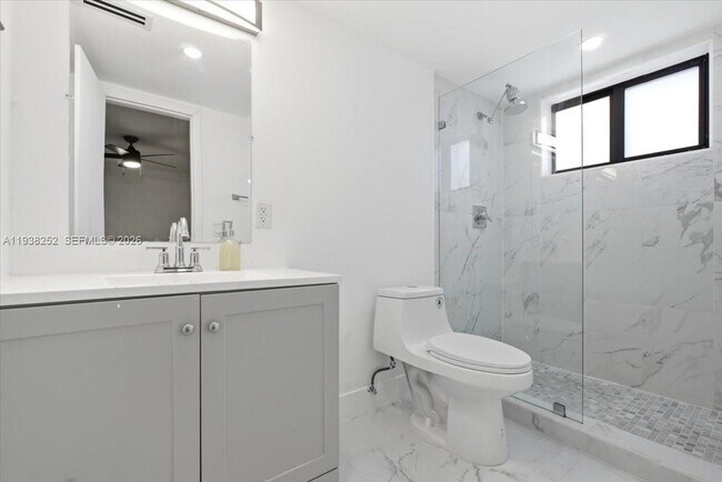 Building Photo - 3522 SW 25th St