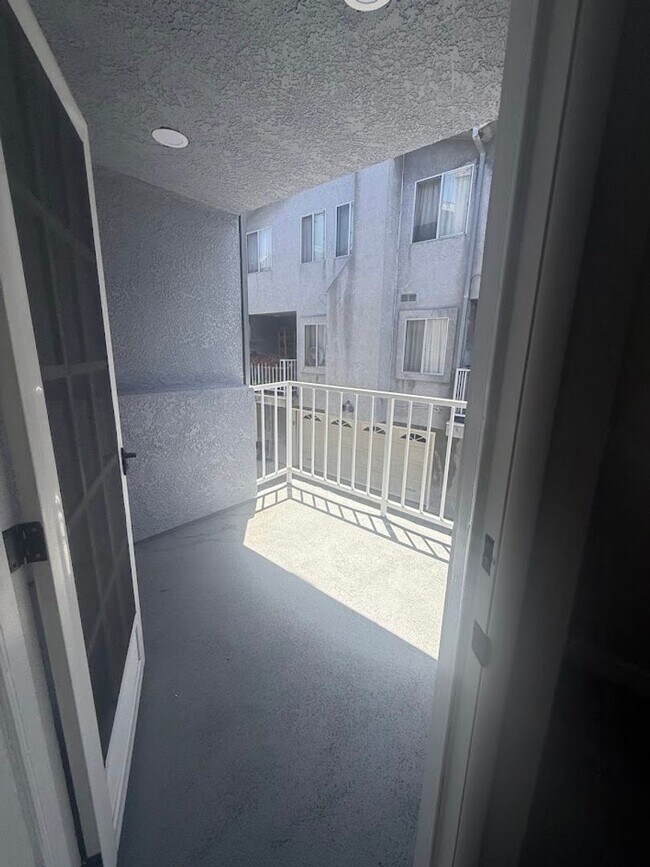 Building Photo - 1067 252nd St