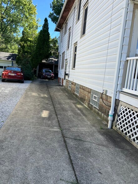 driveway, rear garage, side door entry - 1567 Woodward Ave
