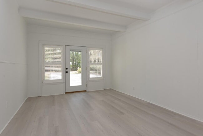 Building Photo - Students Welcome