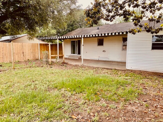 Building Photo - RECENTLY REMODELED 3 BEDROOM 2 BATH  LEASE...