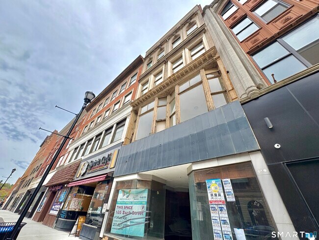 Building Photo - 105 Bank St