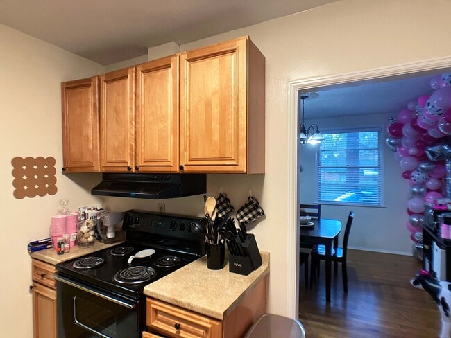 Building Photo - Large 3 Bedroom, 2 Bathroom Home w/ Study ...