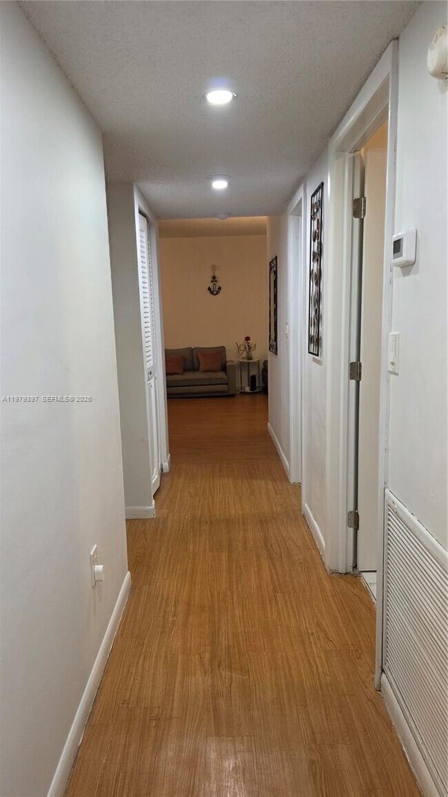 Building Photo - 750 NE 199th St